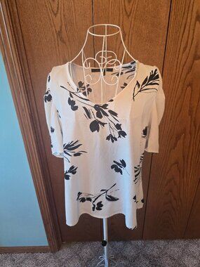 Cynthia Steffe Floral Short Puffy Sleeve Blouse – Size M